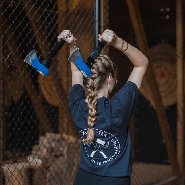 Throw axes & enjoy drinks in Cologne's first axe-throwing bar - Games, tournaments, and trick throws