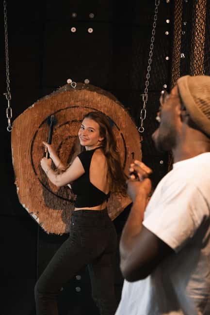 Throw axes & enjoy drinks in Cologne's first axe-throwing bar - Who will enjoy WoodCutter Köln most?