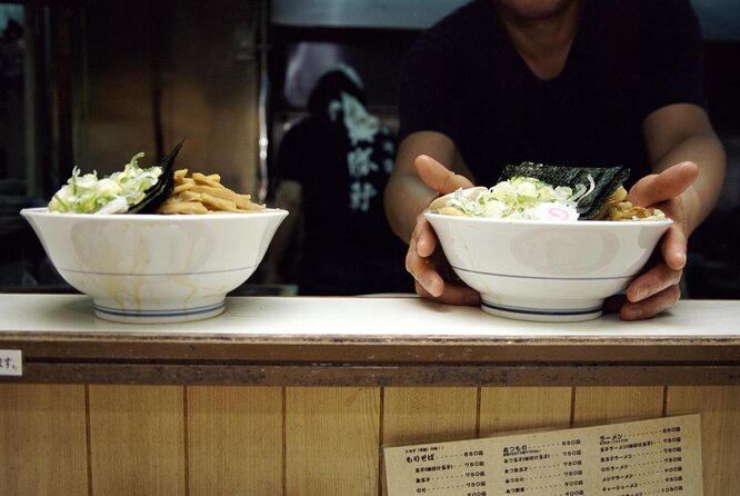 Tokyo Bar Hopping Tour in Shinjuku (All-You-Can-Drink + Dinner) - Why Shinjuku is better with a guide at night