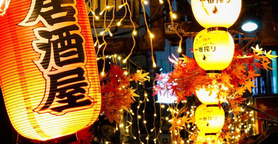 Tokyo: Night tour of bars and izakayas in Shinjuku - English / Spanish - Omoide Yokocho: a small alley with a big introduction