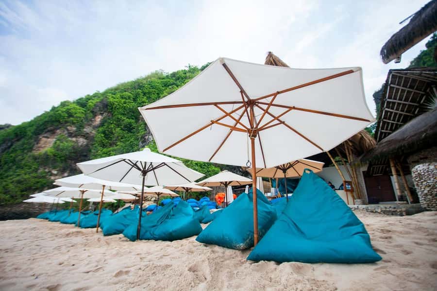 Uluwatu: Beach Club and Cliffside Private Bar Hopping Tour - Savaya Bali for pools, music, and cliff views