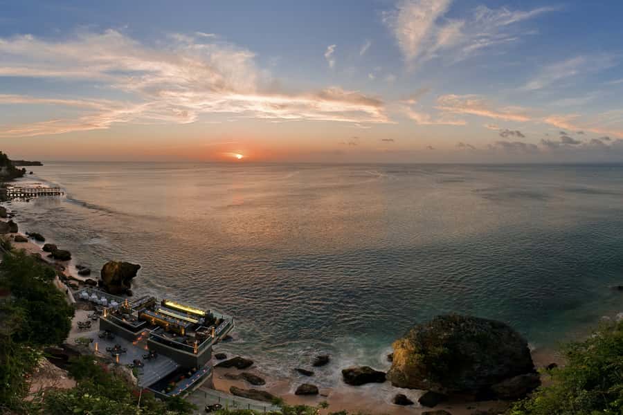 Uluwatu: Beach Club and Cliffside Private Bar Hopping Tour - Rock Bar and the sunset gamble