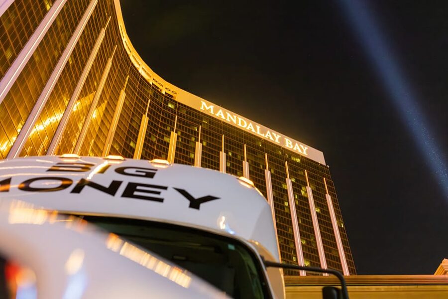 Vegas: 4-Hour Club Crawl with Party Bus Experience - The female host shapes the evening