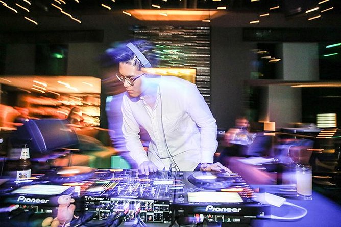 Vertigo TOO Sky Bar: Unlimited Drinks & Spectacular Views - Service, music, and the overall mood