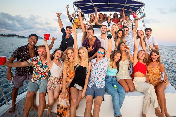 Waikiki Friday Fireworks Party Cruise with Live DJ & Full Bar - Waikiki and the Friday Fireworks Show