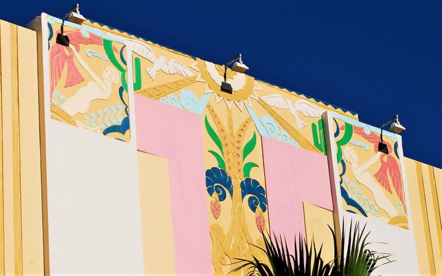 Walking Tour with Cocktails(optional) Miami - Reading the façades along Ocean Drive