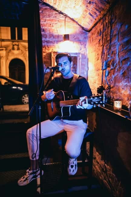 Wednesday Night Live Music with Cocktails - What the Wednesday night actually looks like